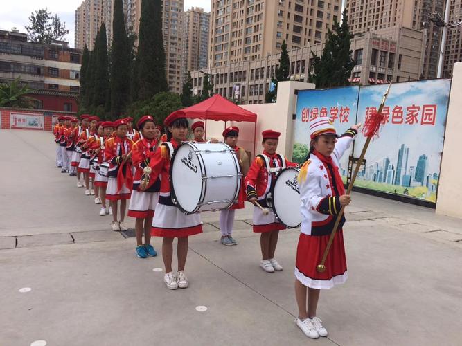 连小鼓号队成员们为活动演奏中国少年先锋队队歌