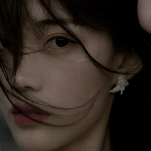 清纯长发干练微信女生头像