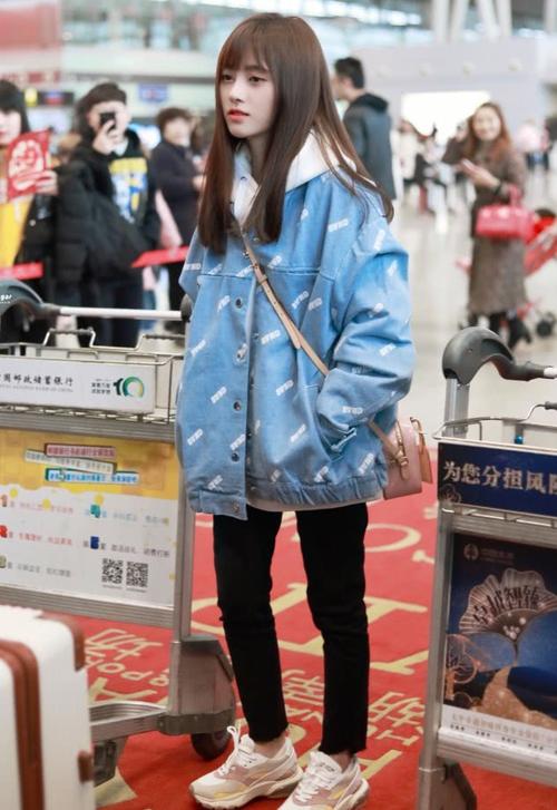 鞠婧祎穿牛仔外套搭小黑裤,清纯似学生妹,全身照却像1