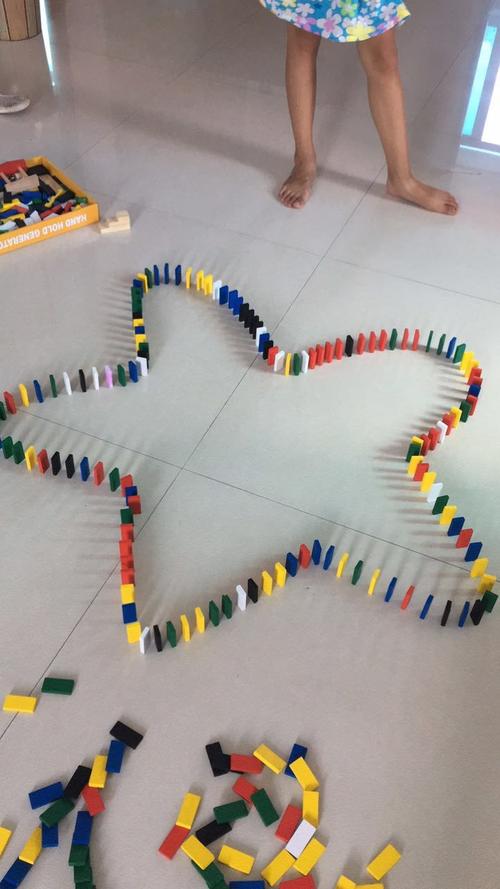 李佳妮的多米诺骨牌