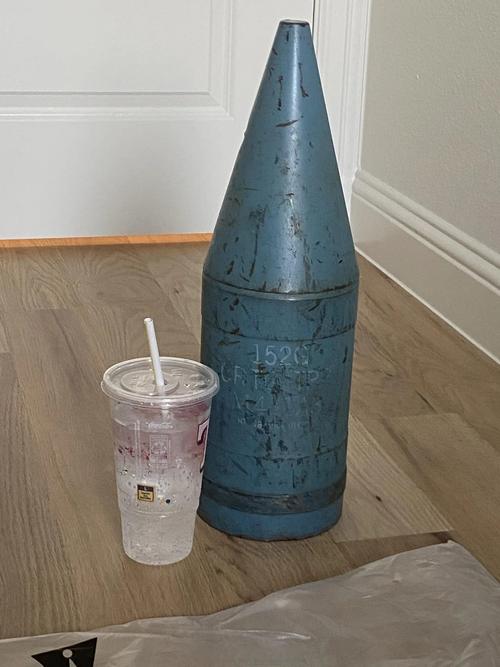 趣聊军事圈 直观感受谢丽登轻型坦克使用的152毫米炮弹尺寸