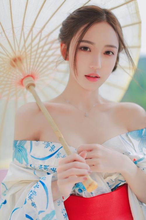 和服美女香肩半露妩媚写真图片