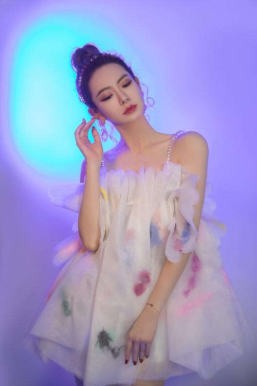 简介:戚薇雾莲仙女裙性感写真图片,分享一组戚薇图片给大家,图中的