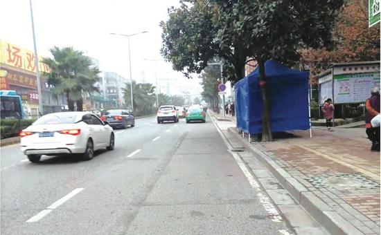 新村路往望城坡方向,路边停车线已铲除.