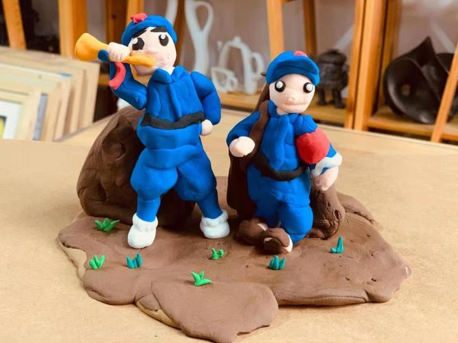 小学生制作红军战士泥塑,用作品向革命先辈致敬
