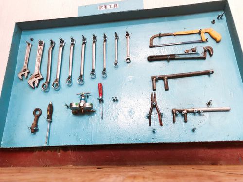 细化各岗位工具箱内物品摆放,严格按照定置定位标准,将工具箱内所有