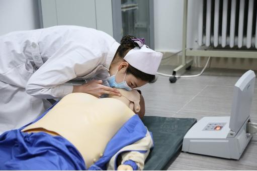 我院开展全院护士心肺复苏理论与实践考核