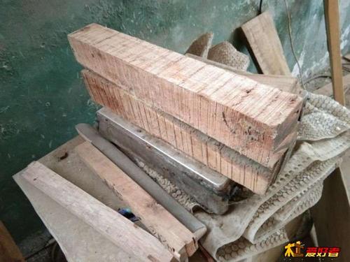 做家具剩下来的两小段红稠木(赤皮青冈)刨子料,有人要吗?