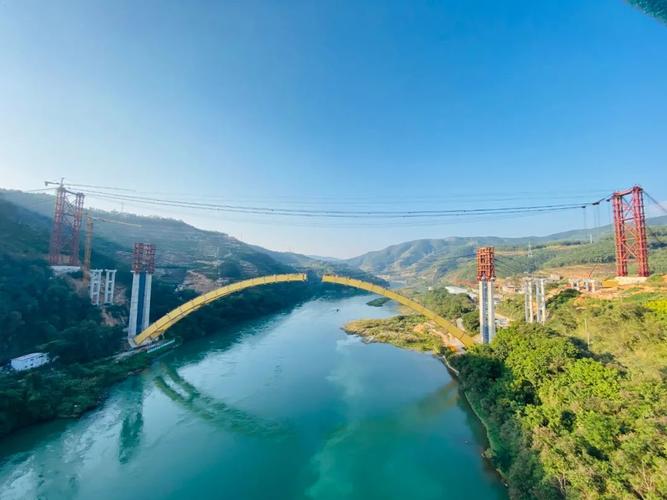 国内第一大跨径上承式钢箱拱桥——澜沧江特大桥合龙