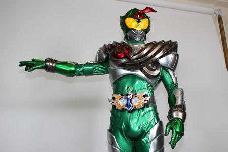 萧风是特摄剧《铠甲勇士拿瓦》中的人物,飓风铠甲驮拏多召唤人,风元素