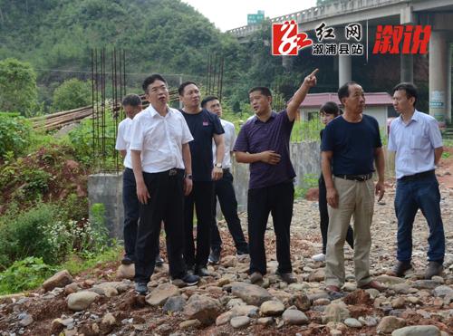 谢商成深入乡镇指导灾后重建工作_时政要闻_溆浦站