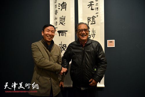 张建会,周志高在展览现场.