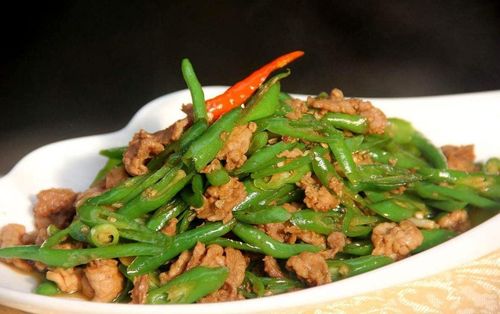 以前的青椒炒肉白吃了,大厨教你既简单又实用的一招,营养还好吃