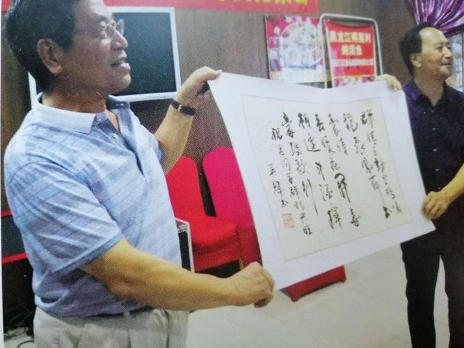 王佑仁赠送书法作品,张建中代表接受