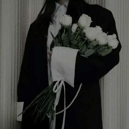 有没有那种,黑色裙子但又不是致郁也不霸气,就是好看的女生头像啊?