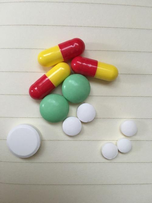 这是一个药店配的感冒药,很有效,我们这里的人感冒了都去他那里拿药