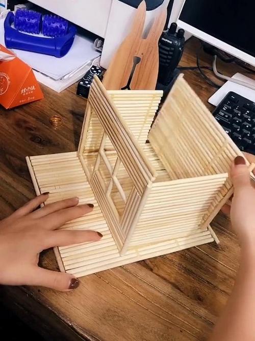 幼儿园要做手工礼物,妈妈用筷子做成房子,网友:我不配
