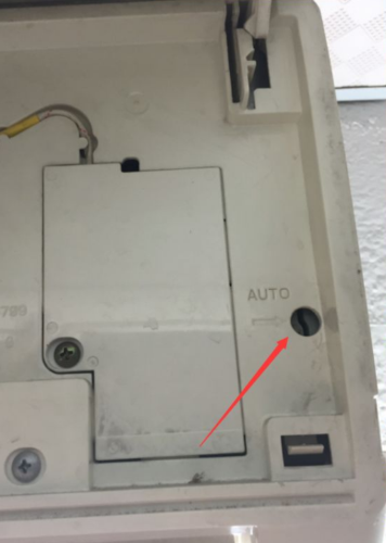 美的空调手动开关在哪里