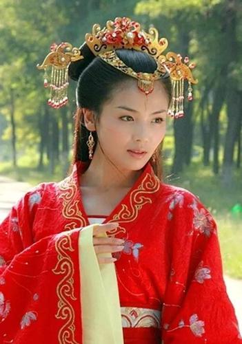 《宝莲灯前传》中刘涛饰演玉帝的妹妹,二郎神的母亲瑶姬,美丽多情