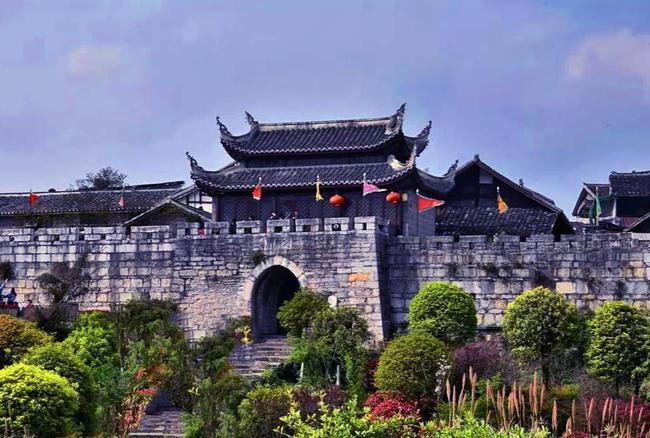 在贵阳避暑旅游,一定要去青岩古镇赏"大明志?荟穿越青岩"
