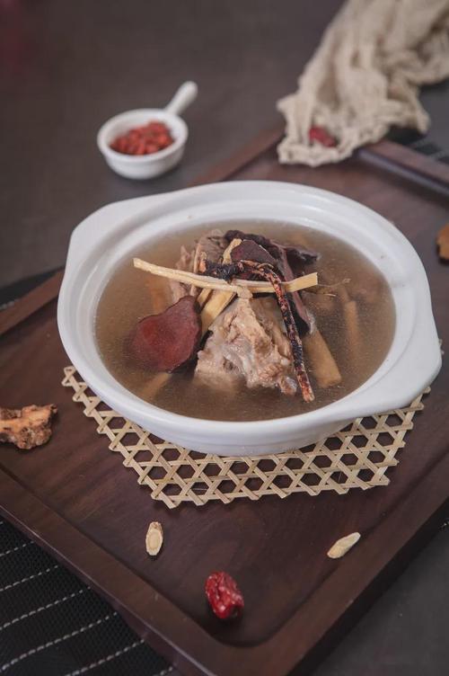 五指毛桃猪骨汤.摄影/开飞机的贝塔贝,图/图虫·创意