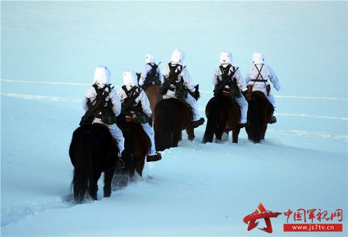【风雪边关】四九寒冬,边关战士蹚雪巡逻边防线