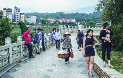 中越边境夜市上,街边有很多越南姑娘,她们这是在干什么?