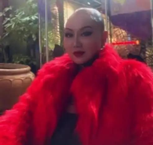就在冯萍年入数千万的时候,她又开始做了一个让所有