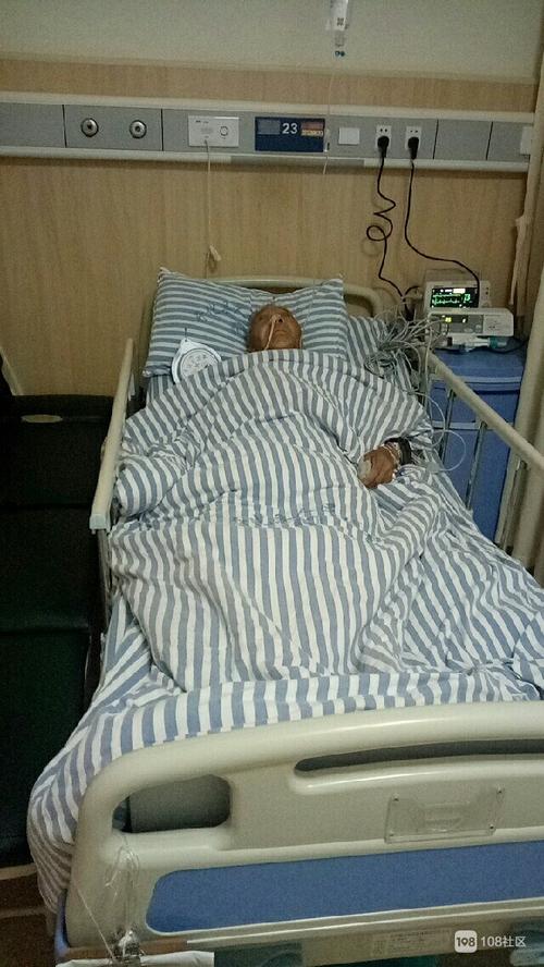              陪老爸住院没的睡.