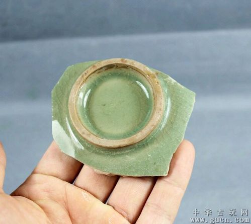 找不到杂质,釉色莹亮,河南汝州出土,与图5所示张公巷瓷器修足和釉色