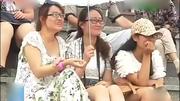 快乐向前冲:比基尼美女凄惨落水 先摔脸再摔屁股