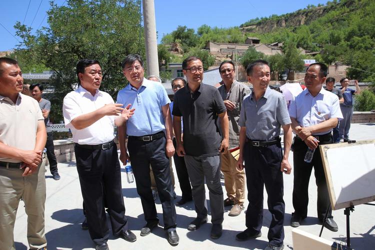 中共吕梁市委常委,中阳县委书记乔晓峰,也来到开馆现场,让谢永增倍受