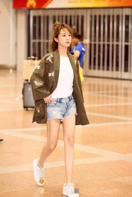 增添了整个造型的亮度和色彩,凸显出杨紫的身材和青春的气息