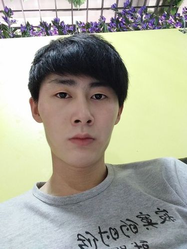 66|来自:手机知道|八级最快回答 "小鲜肉"用于形容男演员,指年轻,帅气