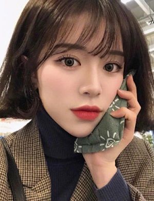走低调路线的短发女生非常适合深棕色的发色,接近黑色,但比黑色更出众