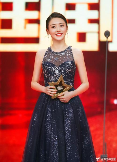 嘉行小花儿祝绪丹和黄梦莹亮相国剧盛典,一黑一白的穿