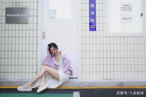 胡明轩女友疑似曝光!皮肤白腿长 网红脸,22岁就事业爱情双丰收