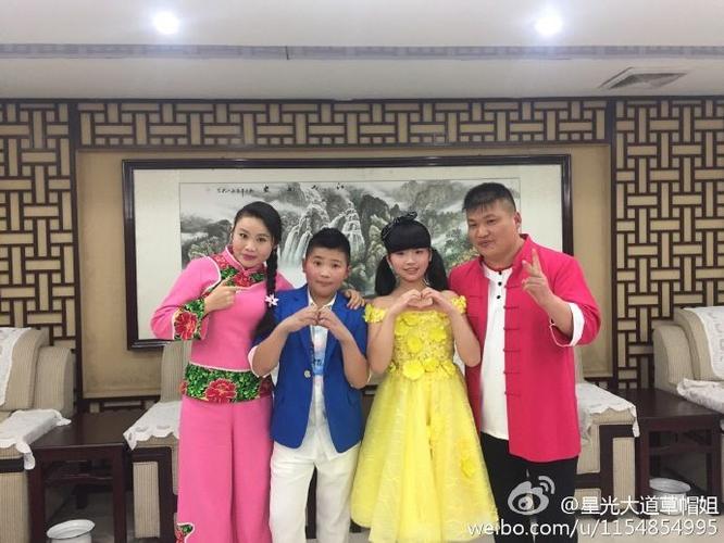 草帽姐当官穿名牌,买豪车豪宅全家商演不断,比大衣哥风光!