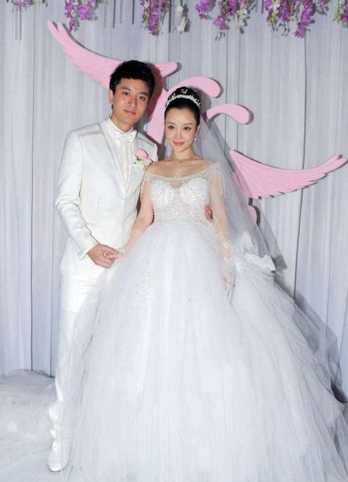 原创贾乃亮穿白西装与乔欣拍婚礼戏人群中显孤独还被曝情绪很差