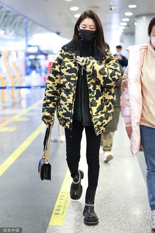 傅菁街拍bape迷彩棉服黑色小脚裤chanel单肩包精致摩登