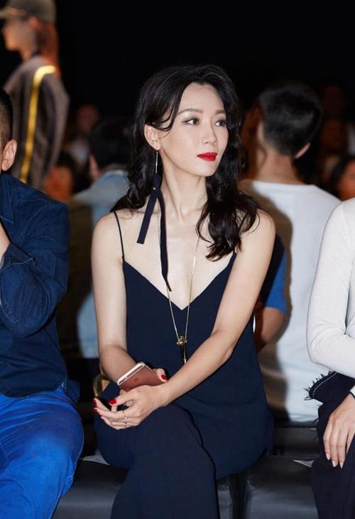 陈数放大招了真空穿件吊带睡衣就出门即便没胸也自带高级感