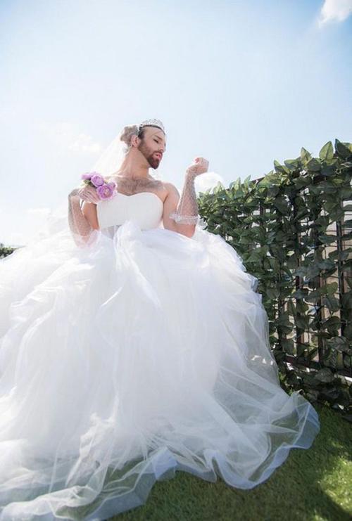 最近在日本发展不错的胡子萝莉ladybeard拍摄了一组美丽的婚纱照,跟