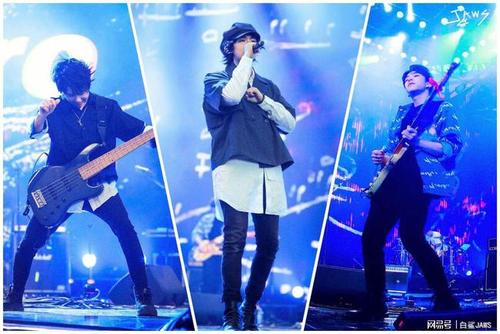 清秀不失力量感的嗓音,登场就引来阵阵欢呼;新成员吉他手嘉林冷酷内敛