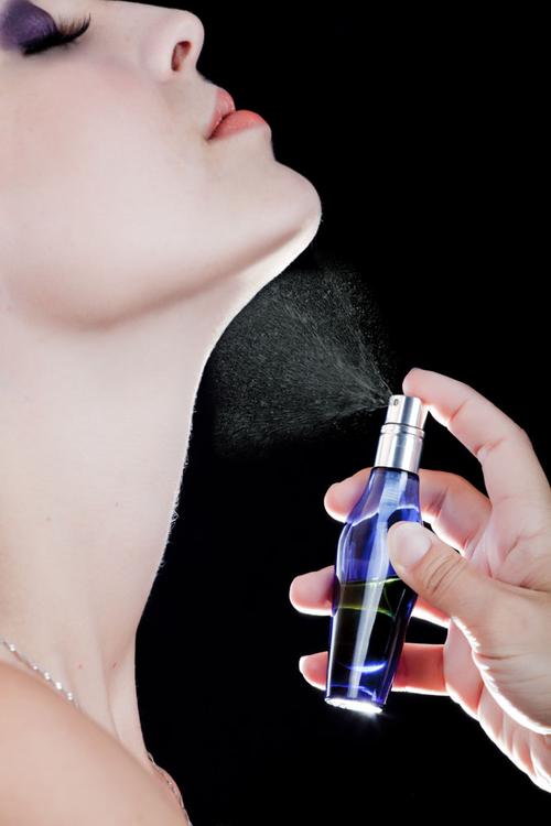 女人手中的香水 收藏 关键词:女人手中的香水图片下载,喷,香水,美女