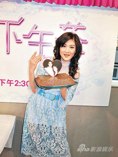 袁洁仪甜蜜地展示老公送她的红豆糕.