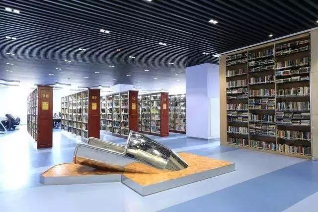 图书馆新馆,正在建设中.