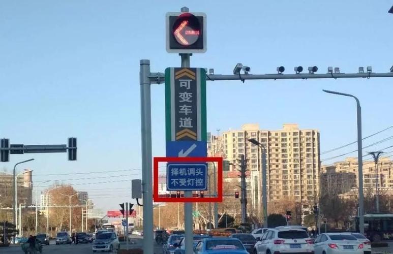 为什么他还可以掉头?那么左转是红灯,究竟能不能掉头?