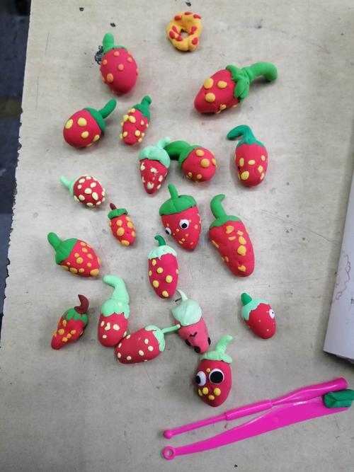 瞧,这些草莓做的都很有特点呢.