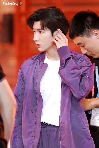 王源建党百年文艺演出是一身紫色系的源气少年