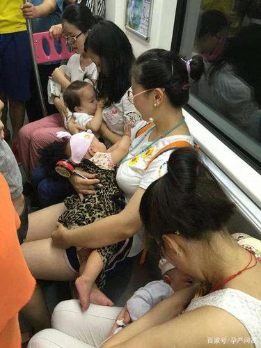 宝妈公交车上掀衣哺乳,乘客骂不知羞耻,大妈一番话让